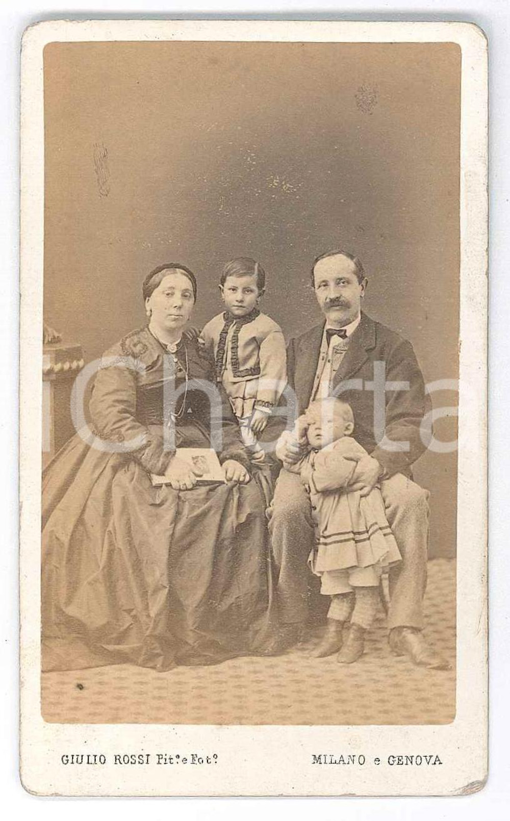 Fotografia d epoca originale 1875 ca MILANO Ritratto di famiglia con due bambini  Foto Giulio ROSSI CDV 1