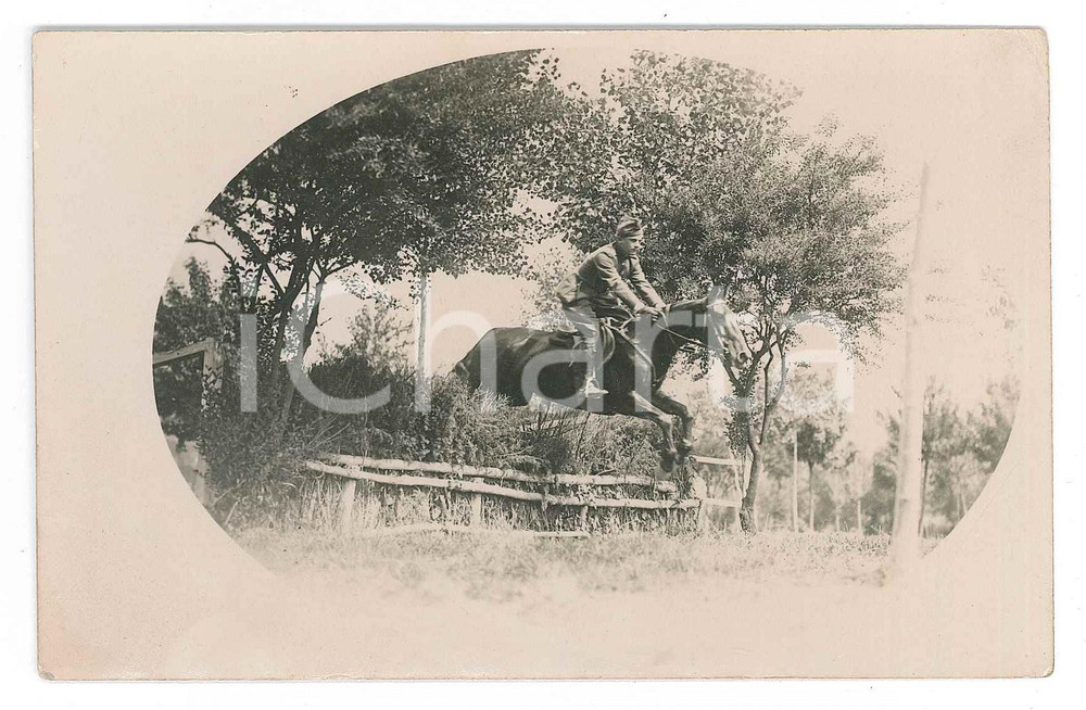 Fotografia d epoca originale 1920 ca ITALIA  IPPICA  Ufficiale al salto di un ostacolo  Foto 14x9 cm 1
