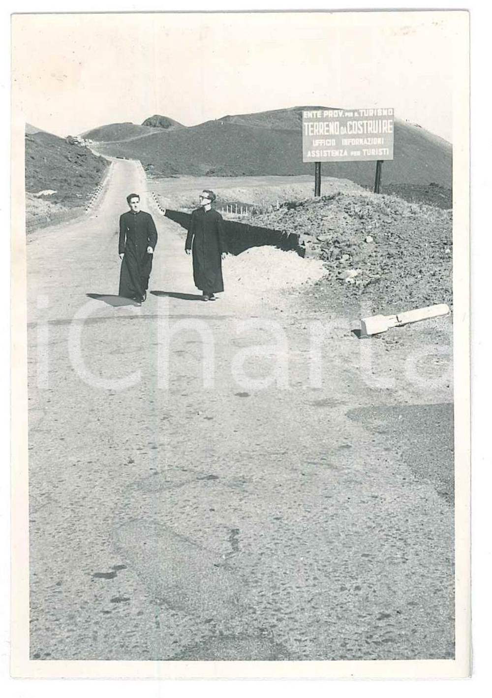 Fotografia d epoca originale 1950 ca ITALIA Coppia di sacerdoti presso un cantiere  Foto ARTISTICA 7x10 cm 1
