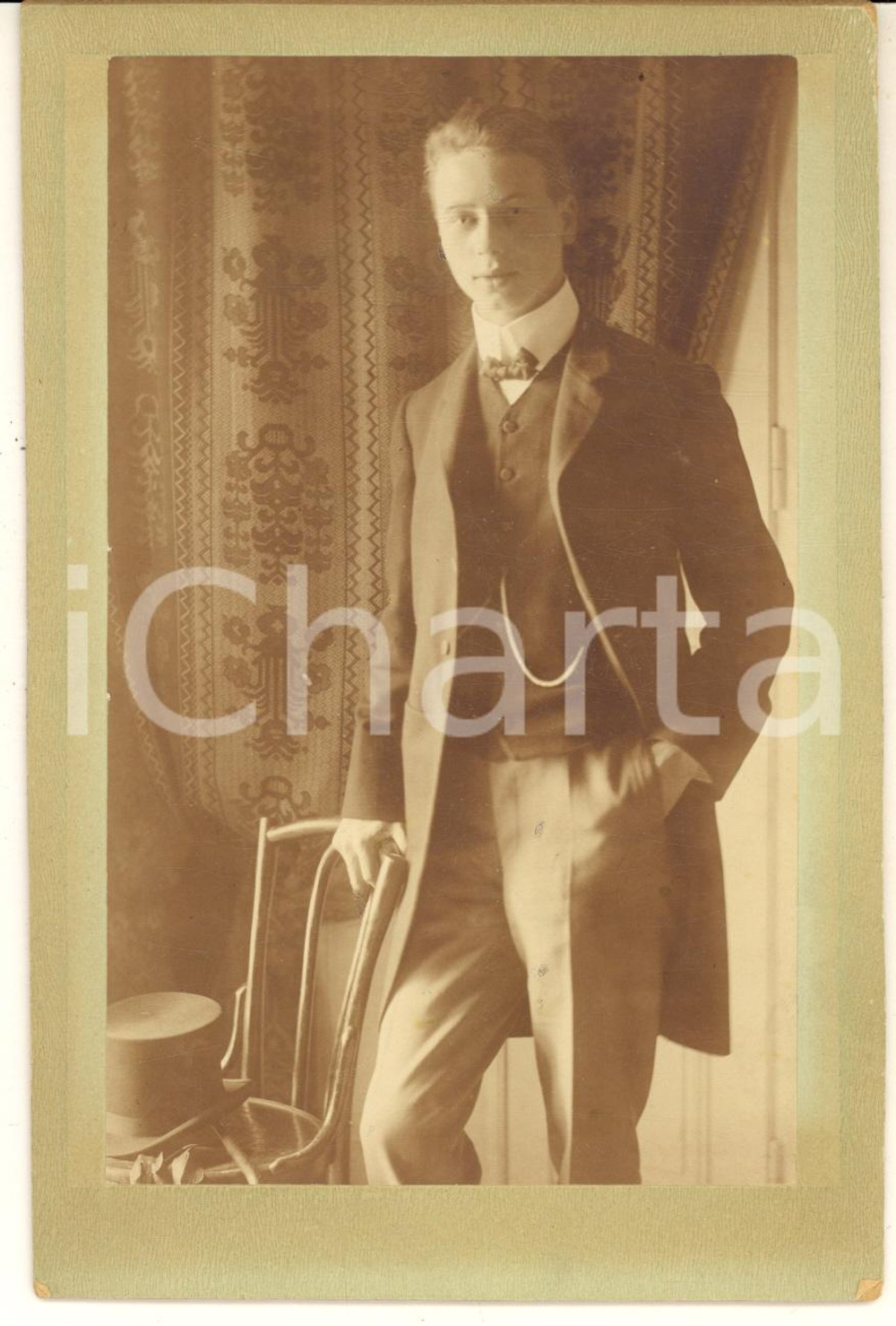 Fotografia d epoca originale 1900 ca PFORZHEIM GERMANY Young man in the living room Photo 11x16 cm 1