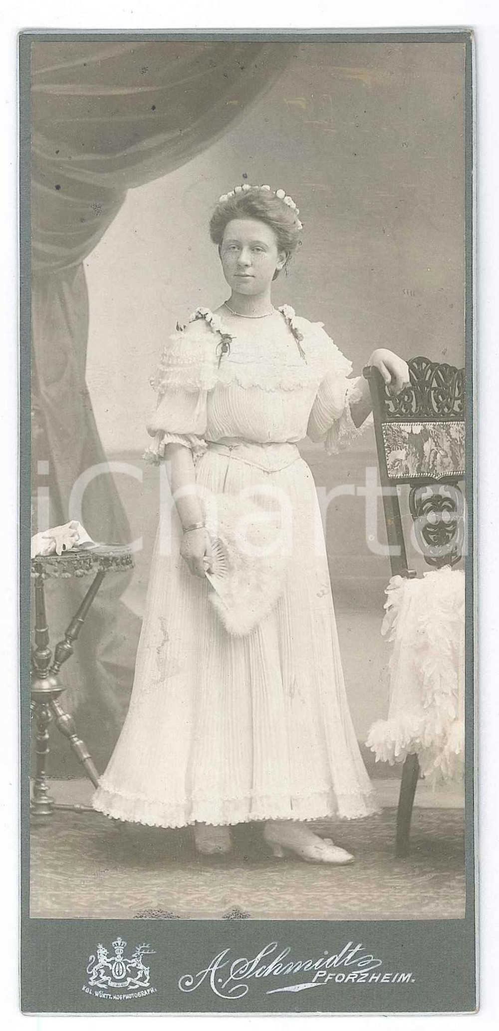 Fotografia d epoca originale 1900 ca PFORZHEIM D Young woman in white dress and feather fan Photo SCHMIDT 1