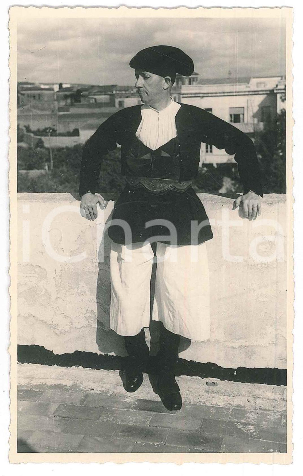 Fotografia d epoca originale 1950 ca FOLKLORE SARDEGNA Uomo in costume tradizionale  Foto 9x14 cm 1