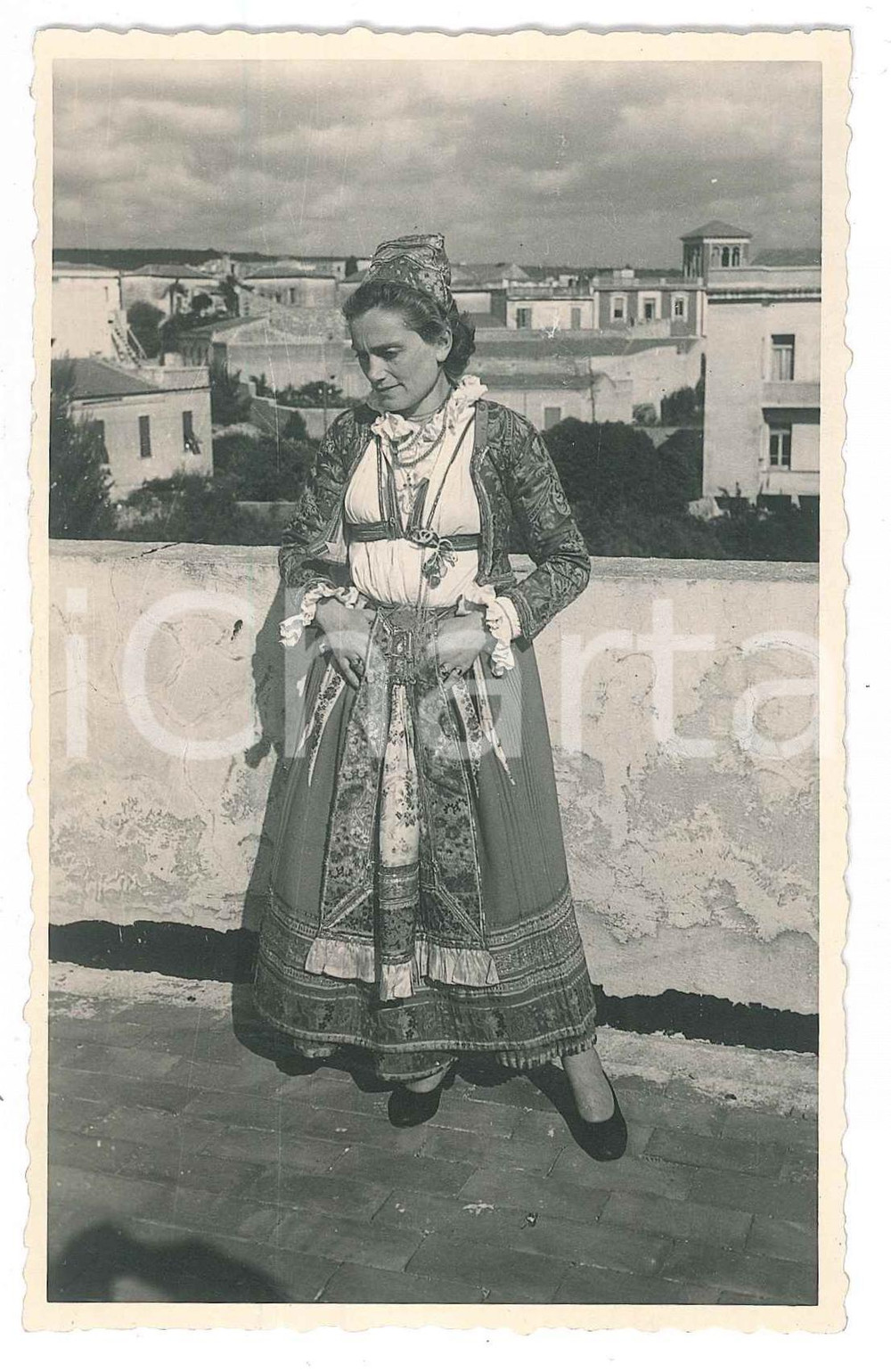 Fotografia d epoca originale 1950 ca FOLKLORE SARDEGNA Donna in costume tradizionale  Foto 9x14 cm 1