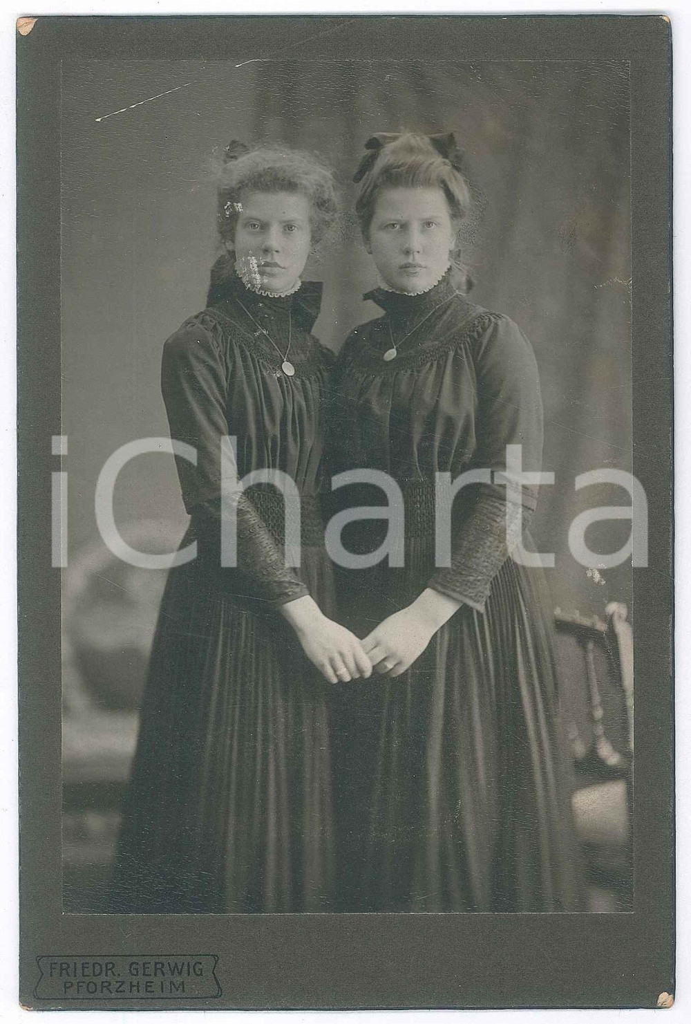 Fotografia d epoca originale 1900 ca PFORZHEIM D Two sisters in the same dress  Portrait Photo GERWIG 1