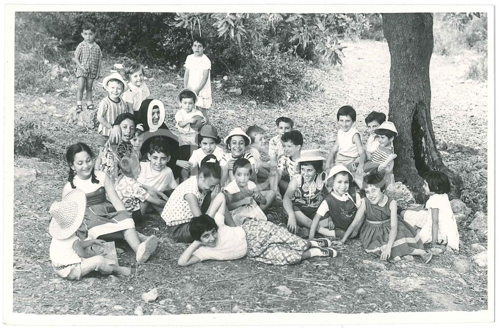 Fotografia d epoca originale 1955 ca Area di BARI  Bambini dell Istituto BOREA al parco con le suore  Foto 1