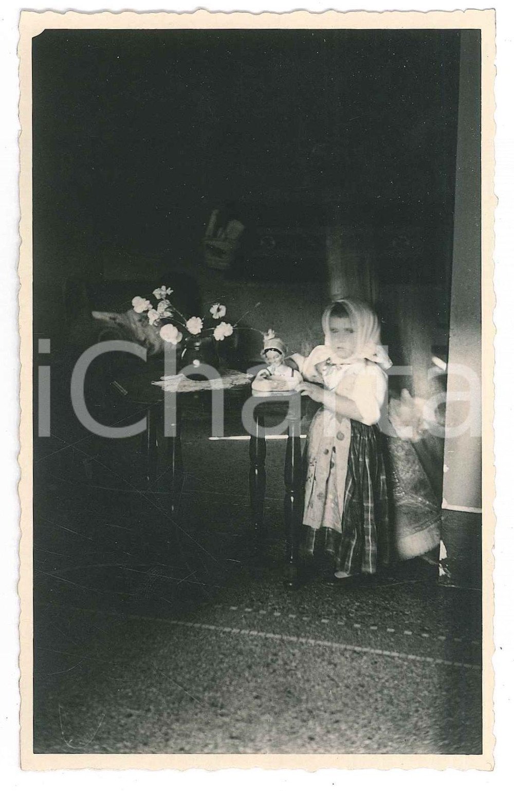 Fotografia d epoca originale 1950 ca FOLKLORE SARDEGNA Bambina in costume tradizionale  Foto 9x14 cm 1