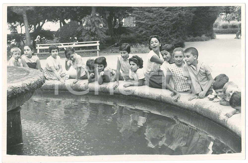 Fotografia d epoca originale 1955 ca Area di BARI  Bambini dell Istituto BOREA alla fontana  Foto JULIA 1
