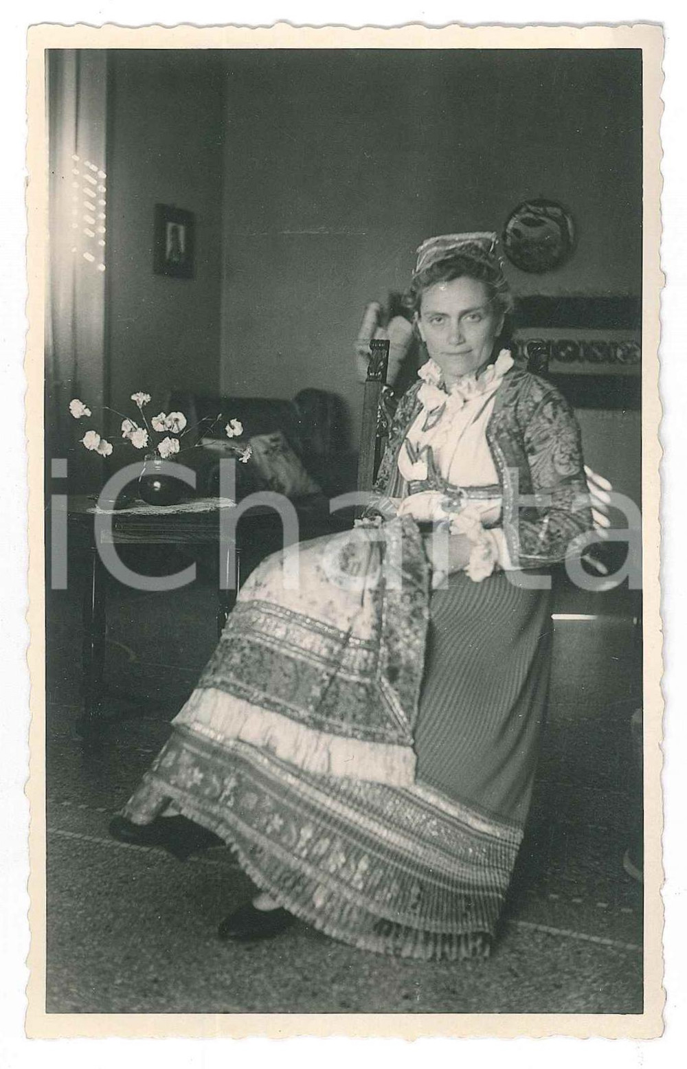 Fotografia d epoca originale 1950 ca FOLKLORE SARDEGNA Donna in costume tradizionale in casa Foto 9x14 cm 1