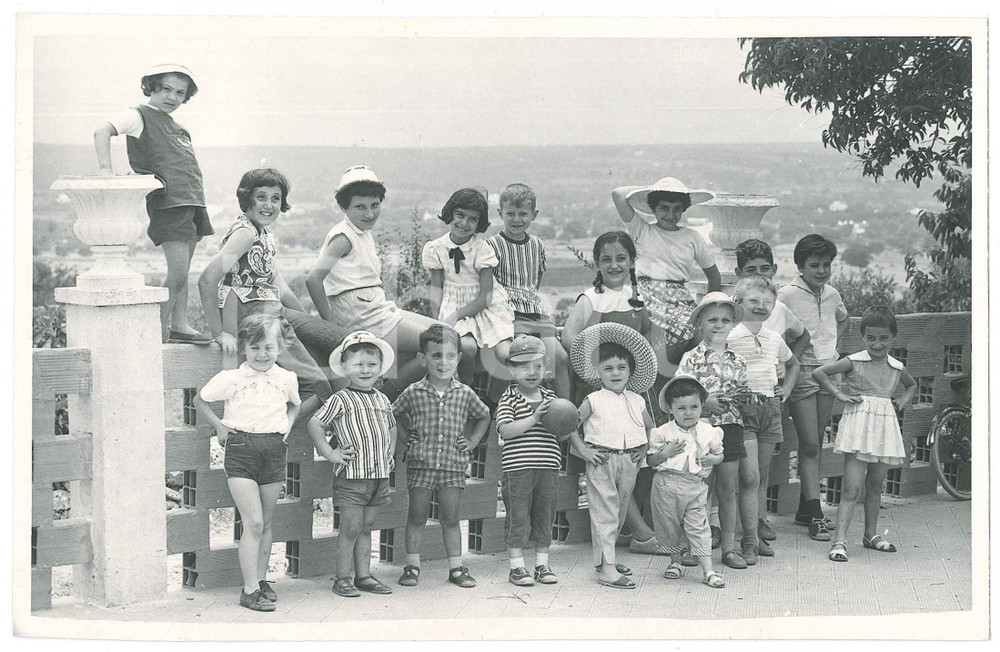 1955 ca Area di BARI - Bambini dell'Istituto BOREA al belvedere - Foto JULIA  Fotografia d'epoca. GOOD/buono  Formato: 18x13 cm originale e autentica 1