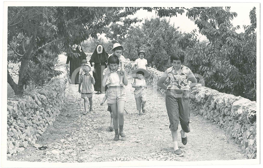 Fotografia d epoca originale 1955 ca Area di BARI  Bambini dell Istituto BOREA al parco con le suore Foto 1