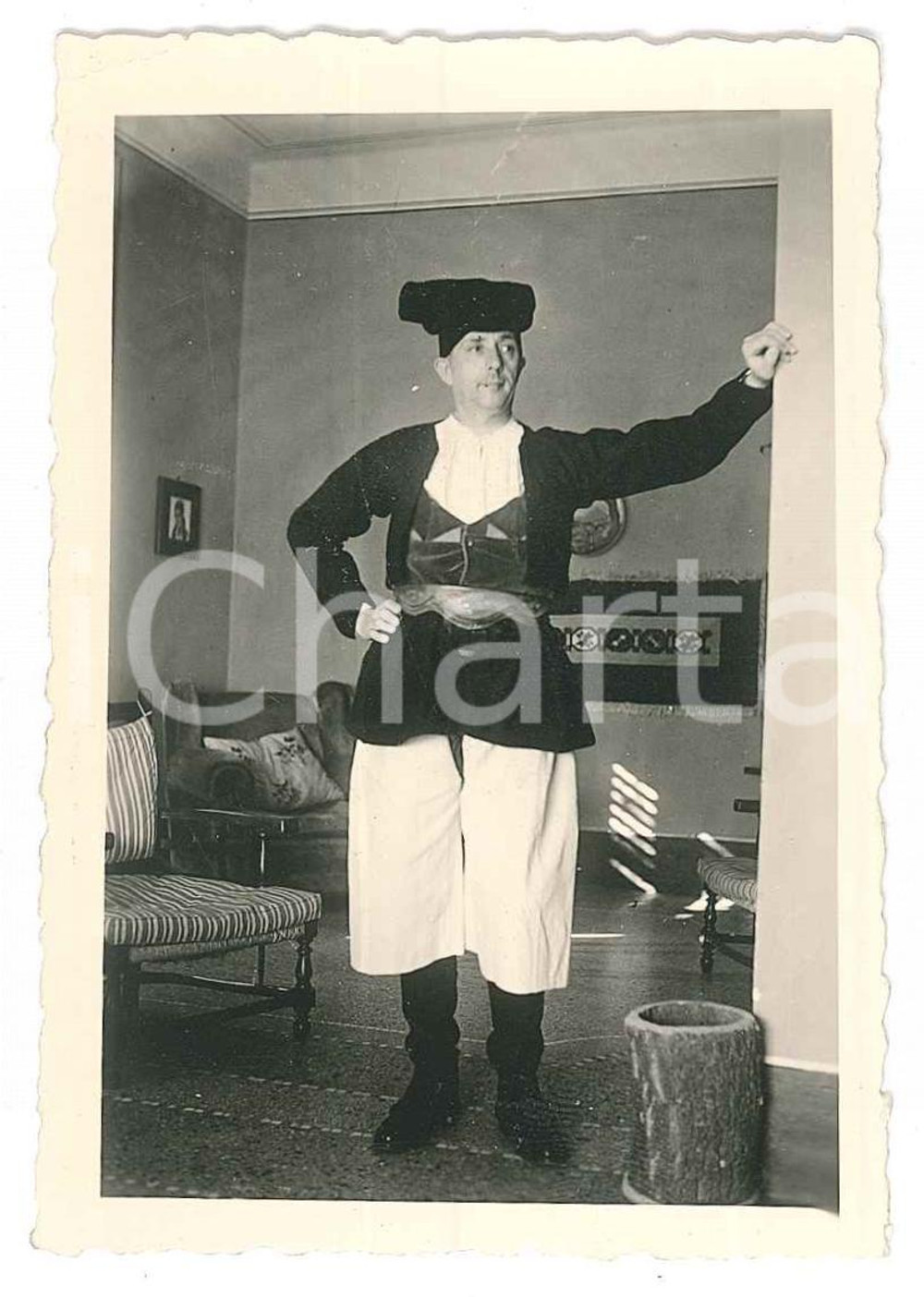 1950 ca FOLKLORE SARDEGNA Uomo in costume tradizionale in casa - Foto 6x9 cm