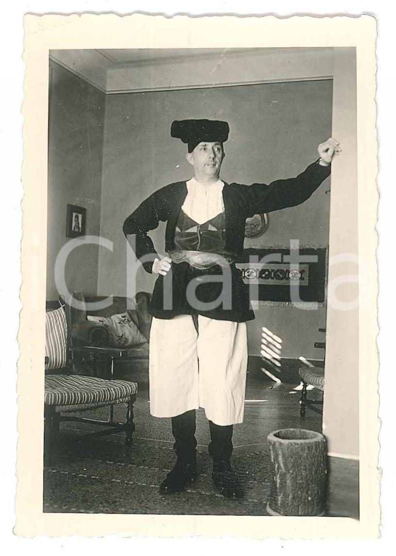Fotografia d epoca originale 1950 ca FOLKLORE SARDEGNA Uomo in costume tradizionale in casa  Foto 6x9 cm 1