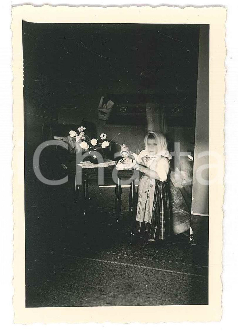 Fotografia d epoca originale 1950 ca FOLKLORE SARDEGNA Bambina in costume tradizionale  Foto 6x9 cm 1