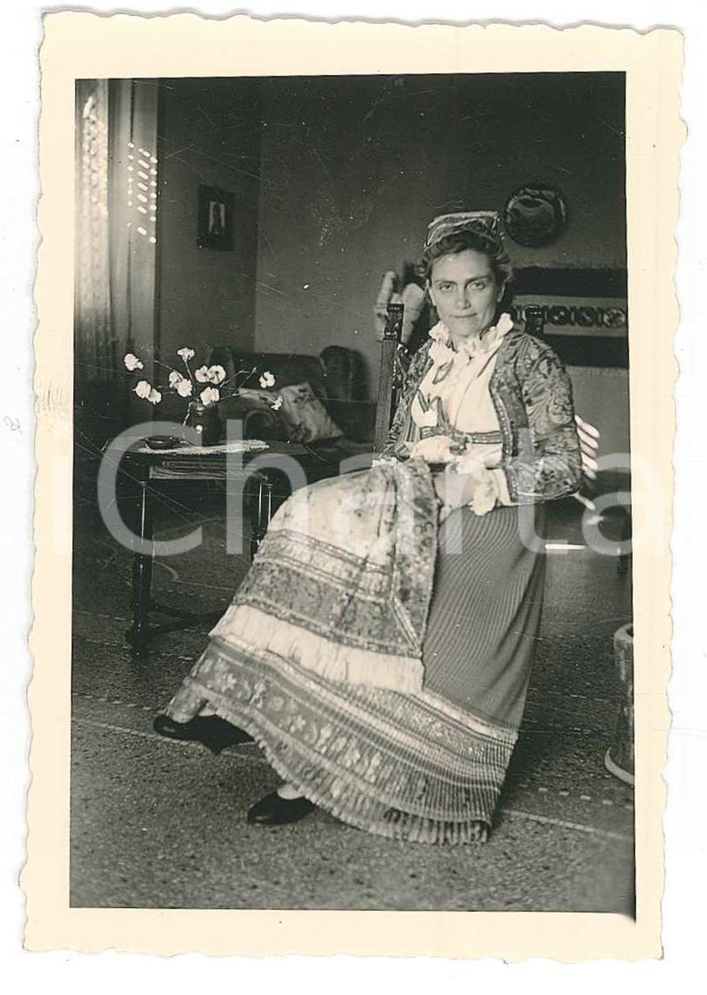 Fotografia d epoca originale 1950 ca FOLKLORE SARDEGNA Donna in costume tradizionale in casa  Foto 6x9 cm 1