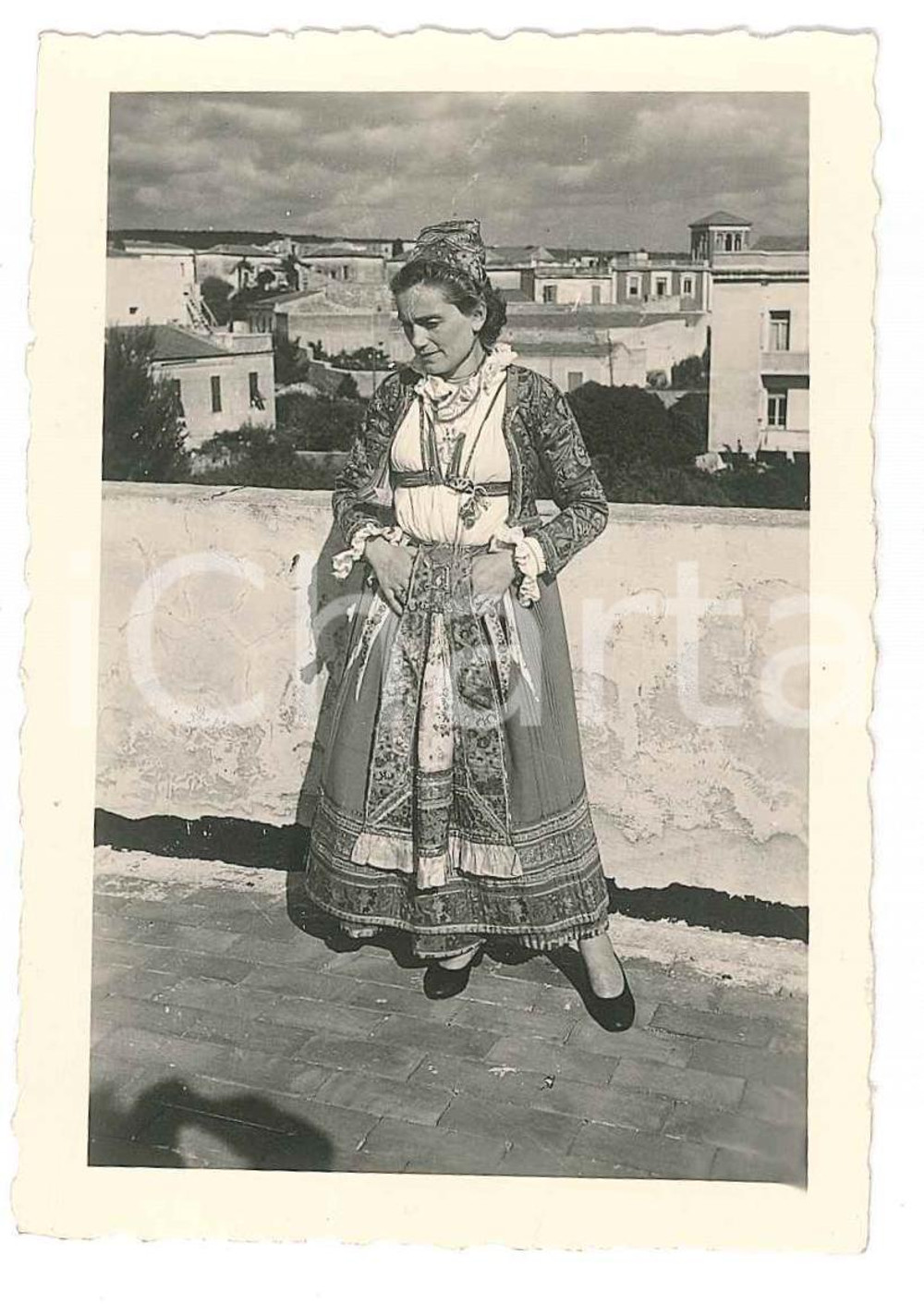 Fotografia d epoca originale 1950 ca FOLKLORE SARDEGNA Donna in costume tradizionale  Foto 6x9 cm 1