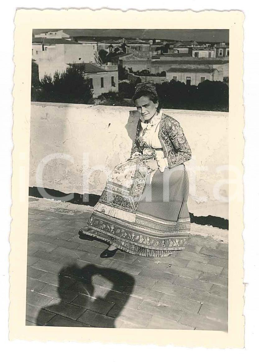 Fotografia d epoca originale 1950 ca FOLKLORE SARDEGNA Donna in costume tradizionale 2 Foto 6x9 cm 1