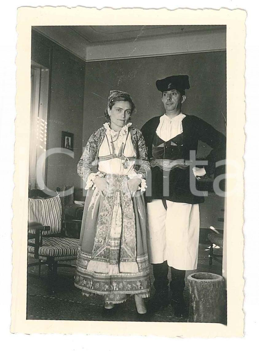 Fotografia d epoca originale 1950 ca FOLKLORE SARDEGNA Coppia in costume tradizionale  Foto 6x9 cm 1