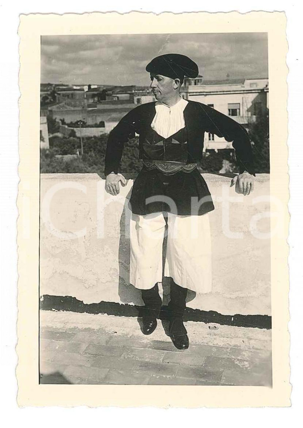 Fotografia d epoca originale 1950 ca FOLKLORE SARDEGNA Uomo in costume tradizionale  Foto 6x9 cm 1