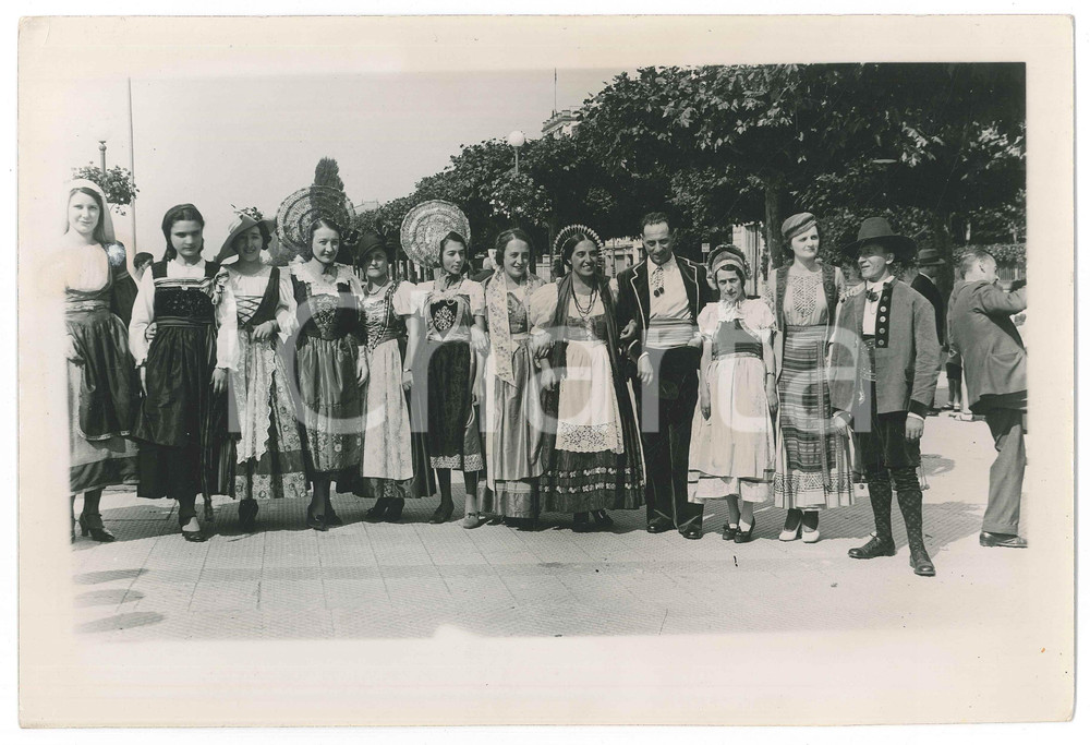 1940 ca ITALIA Gita Dopolavoro DANZAS & C. - Costumi tradizionali *Foto 30x20 cm  Fotografia originale d'epoca, con timbro al verso: "Il Commissario Straordinario Dopolavoro Az. Danzas &amp; C.-S.A. - Gaetano Melchiorri". FAIR/discreto graffi e piegature angolari Formato: 30x20 cm originale e autentica 1