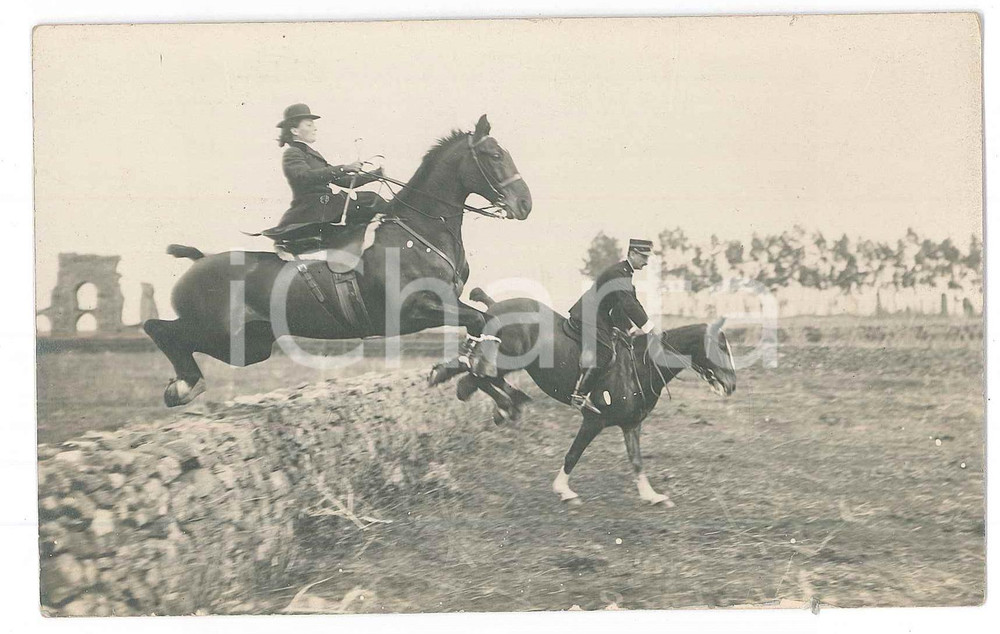 Fotografia d epoca originale 1925 ca ITALIA  IPPICA  Donna e ufficiale al salto  Foto 14x9 cm 1