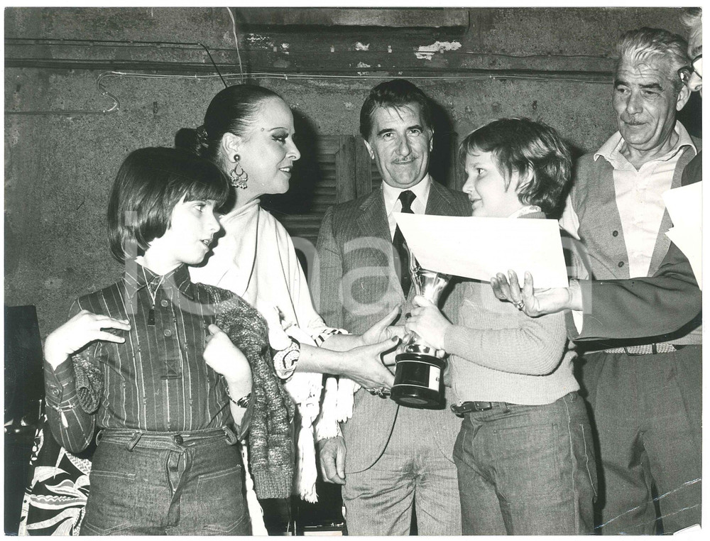 Fotografia d epoca originale 1970 ca MILANO Sindaco Aldo ANIASI  Premiazione  Foto 24x18 cm 1