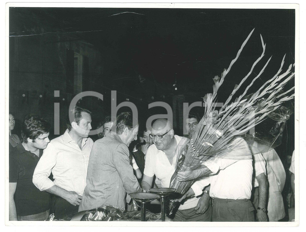 Fotografia d epoca originale 1970 ca MILANO Sindaco Aldo ANIASI durante una premiazione  Foto 24x18 1 1