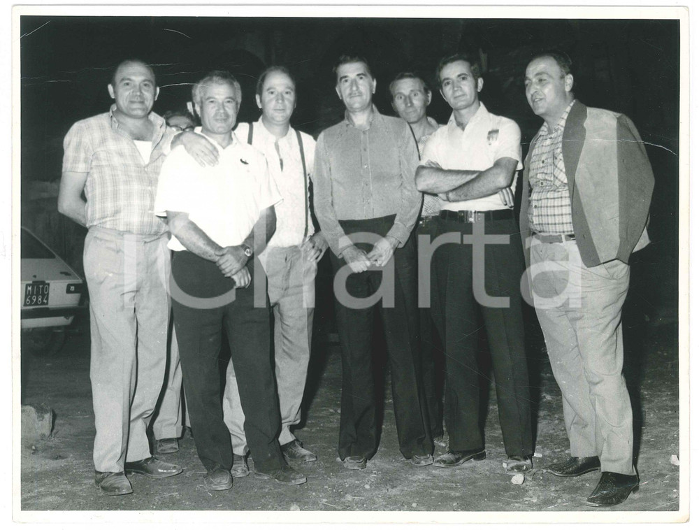 Fotografia d epoca originale 1970 ca MILANO  PSI  Sindaco Aldo ANIASI in un cortile  Foto 24x18 cm 1