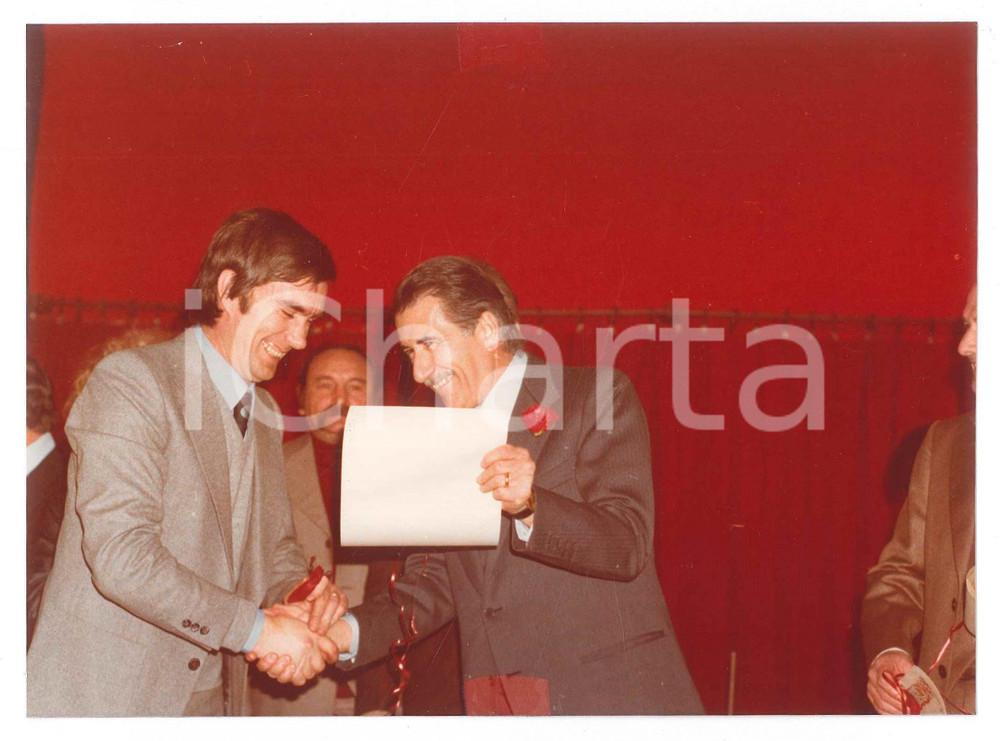 Fotografia d epoca originale 1976 MILANO Festa dell Avanti!  Aldo ANIASI  Premiazione  Foto 17x12 cm 2 1