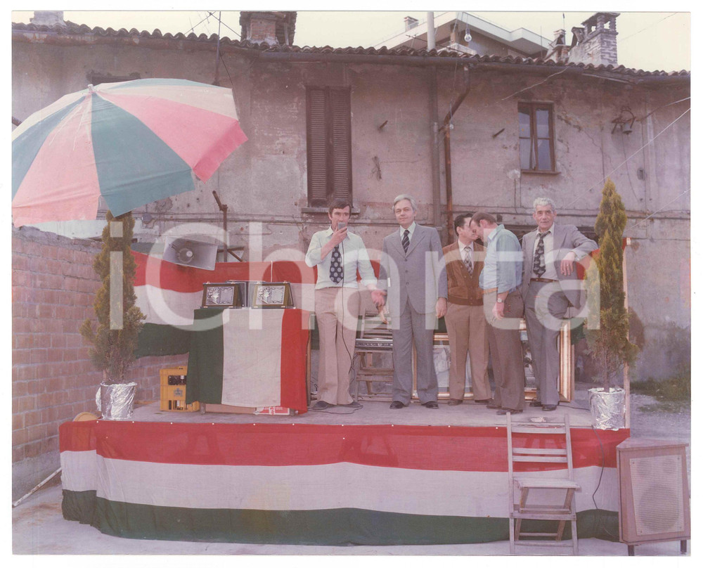 Fotografia d epoca originale 1975 ca MILANO Cascina CASE NUOVE PSI Festa dell Avanti! AutoritÃ  sul palco 1 1