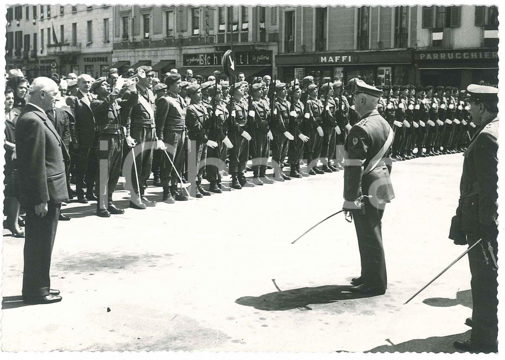 Fotografia d epoca originale 1950 ca MONZA  Cerimonia militare in piazza  Foto VALDEMARO 15x10 cm 1