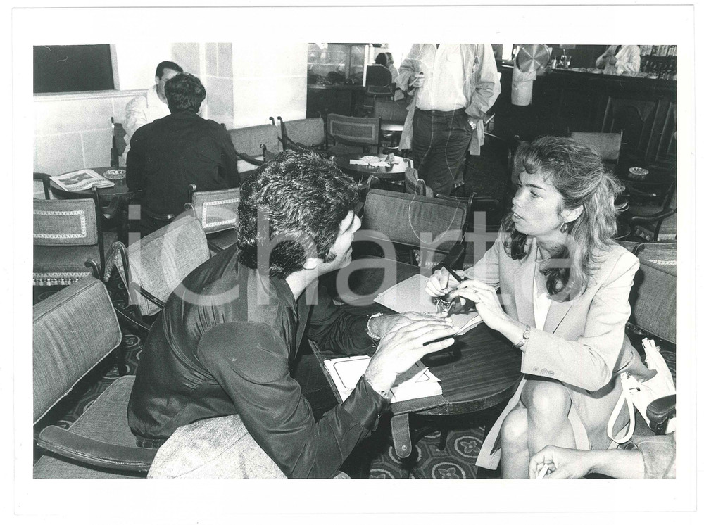 Fotografia d epoca originale 1984 FESTIVAL DI CANNES  Erik ESTRADA al bar Foto 24x18 cm 2 1