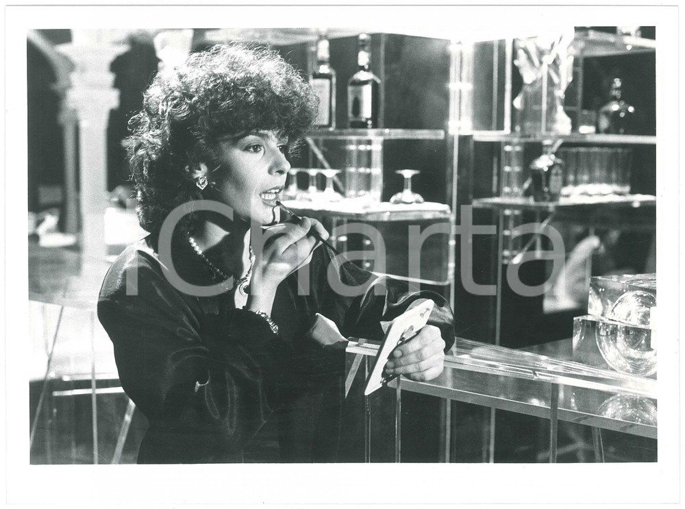 Fotografia d epoca originale 1985 ca RAI Il cappello sulle ventitrÃ©  Mita MEDICI Foto 24x18 cm 2 1