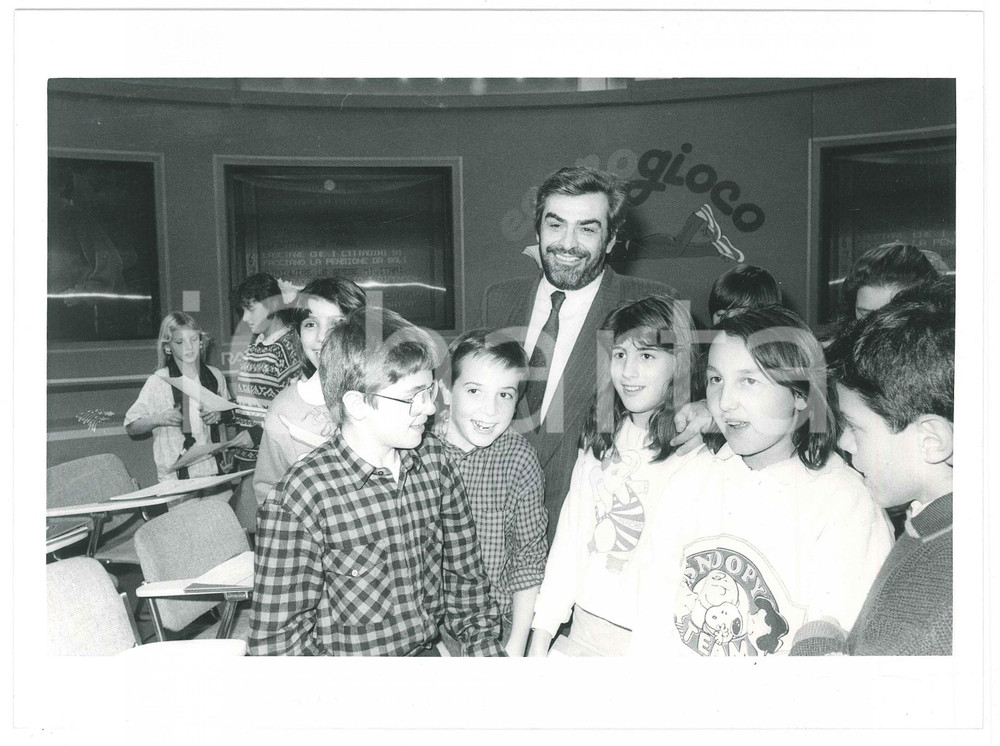 Fotografia d epoca originale 1987 RAI UNO Econogioco Il ministro Giovanni GORIA tra i bambini  Foto 24x18 1