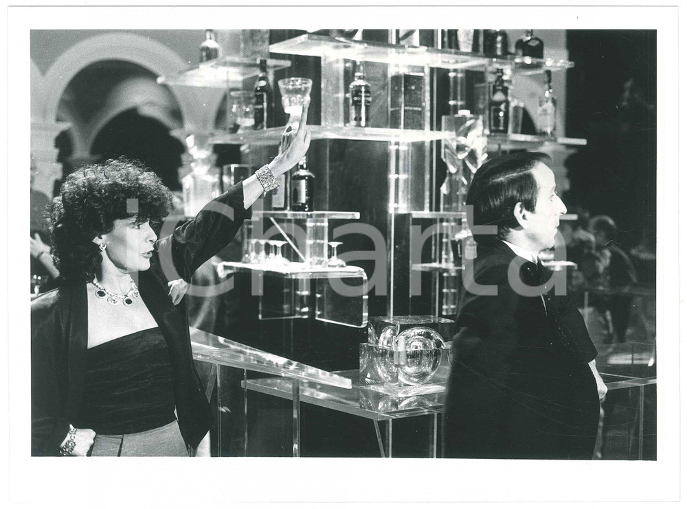 Fotografia d epoca originale 1985 ca RAI Il cappello sulle ventitrÃ©  Mita MEDICI Foto 24x18 cm 5 1