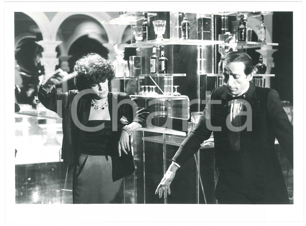 Fotografia d epoca originale 1985 ca RAI Il cappello sulle ventitrÃ©  Mita MEDICI Foto 24x18 cm 7 1