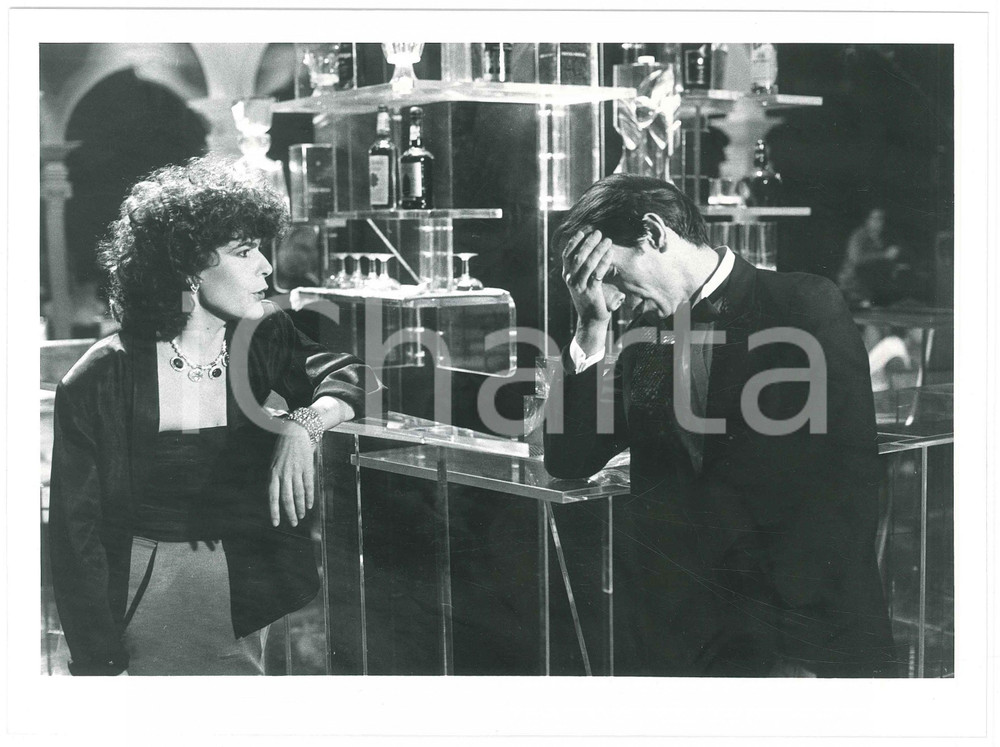 Fotografia d epoca originale 1985 ca RAI Il cappello sulle ventitrÃ©  Mita MEDICI Foto 24x18 cm 8 1