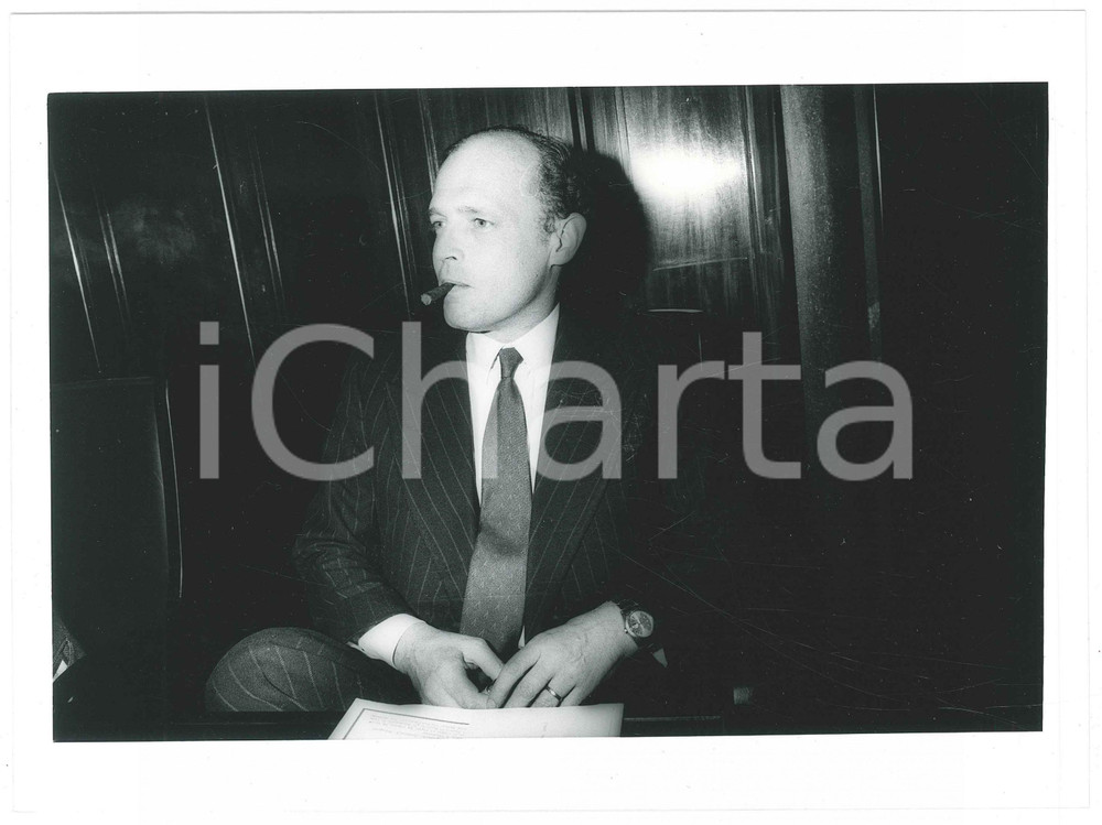 Fotografia d epoca originale 1985 ca MILANO Carlo RADICE FOSSATI fuma un sigaro  Foto18x24 cm 1