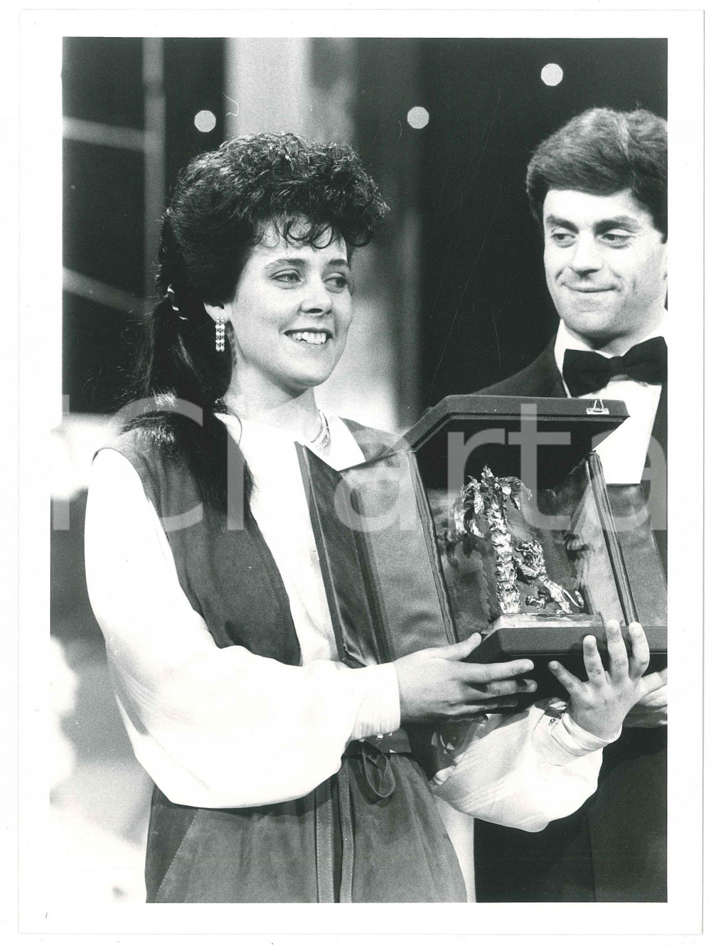 Fotografia d epoca originale 1985 FESTIVAL DI SANREMO Cinzia CORRADO vincitrice Nuove Proposte  Foto 18x24 1