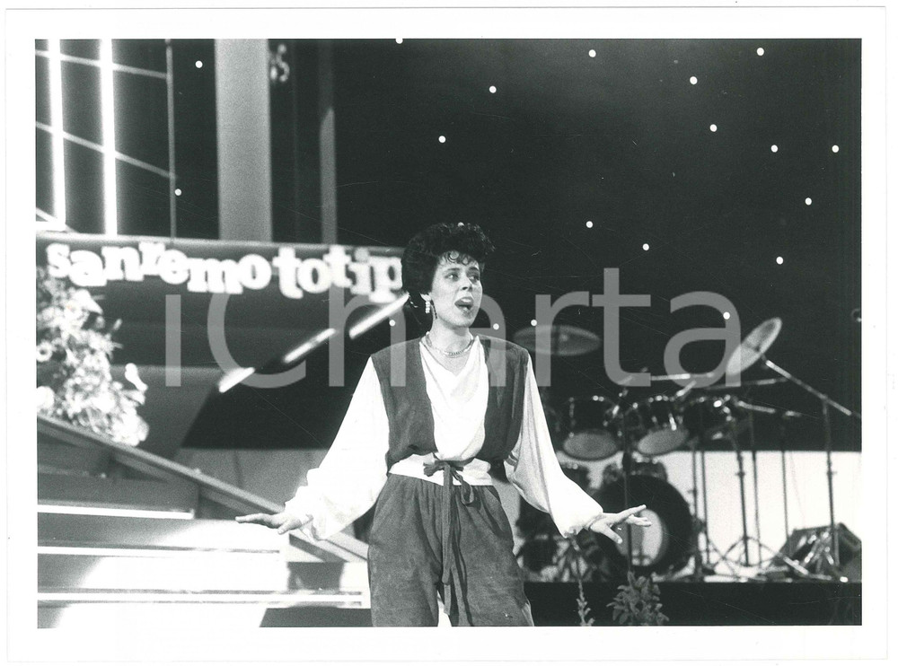 Fotografia d epoca originale 1985 FESTIVAL DI SANREMO Cinzia CORRADO canta Niente di piÃ¹  Foto 24x18 1
