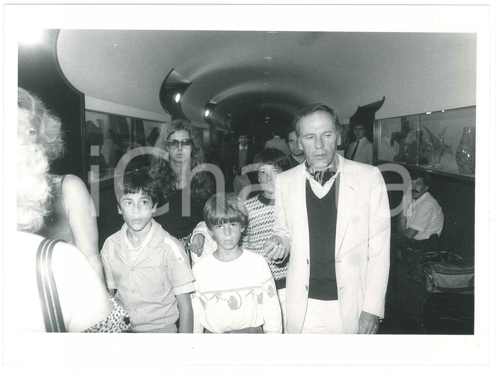 Fotografia d epoca originale 1985 ca COSTUME JeanLouis TRINTIGNANT in compagnia dei figli  Foto 24x18 cm 1