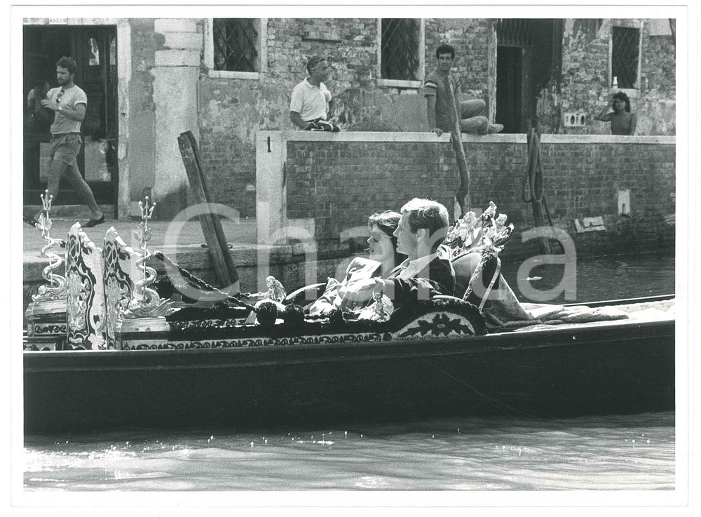 Fotografia d epoca originale 1985 VENEZIA MOSTRA DEL CINEMA Carolina DI MONACO Stefano CASIRAGHI in gondola 1