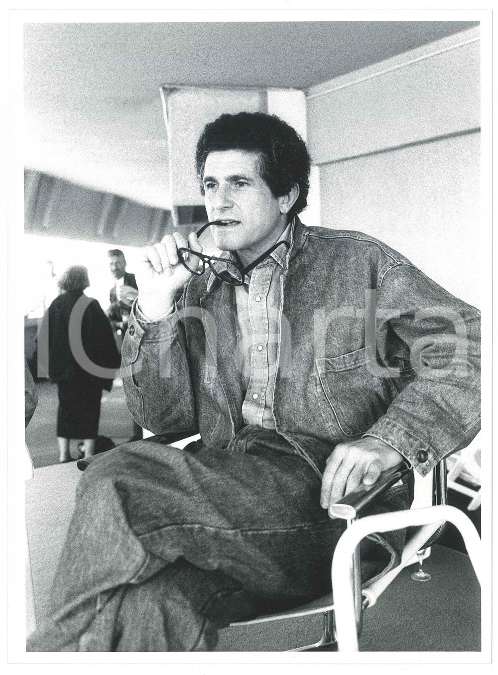 Fotografia d epoca originale 1985 ca FESTIVAL DI CANNES Claude LELOUCH Ritratto del regista  Foto 18x24 2 1