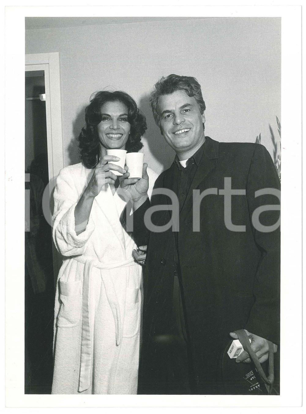 Fotografia d epoca originale 1984 SANREMO Teatro dell Opera  Florinda BOLKAN Michele PLACIDO brindano  Foto 1