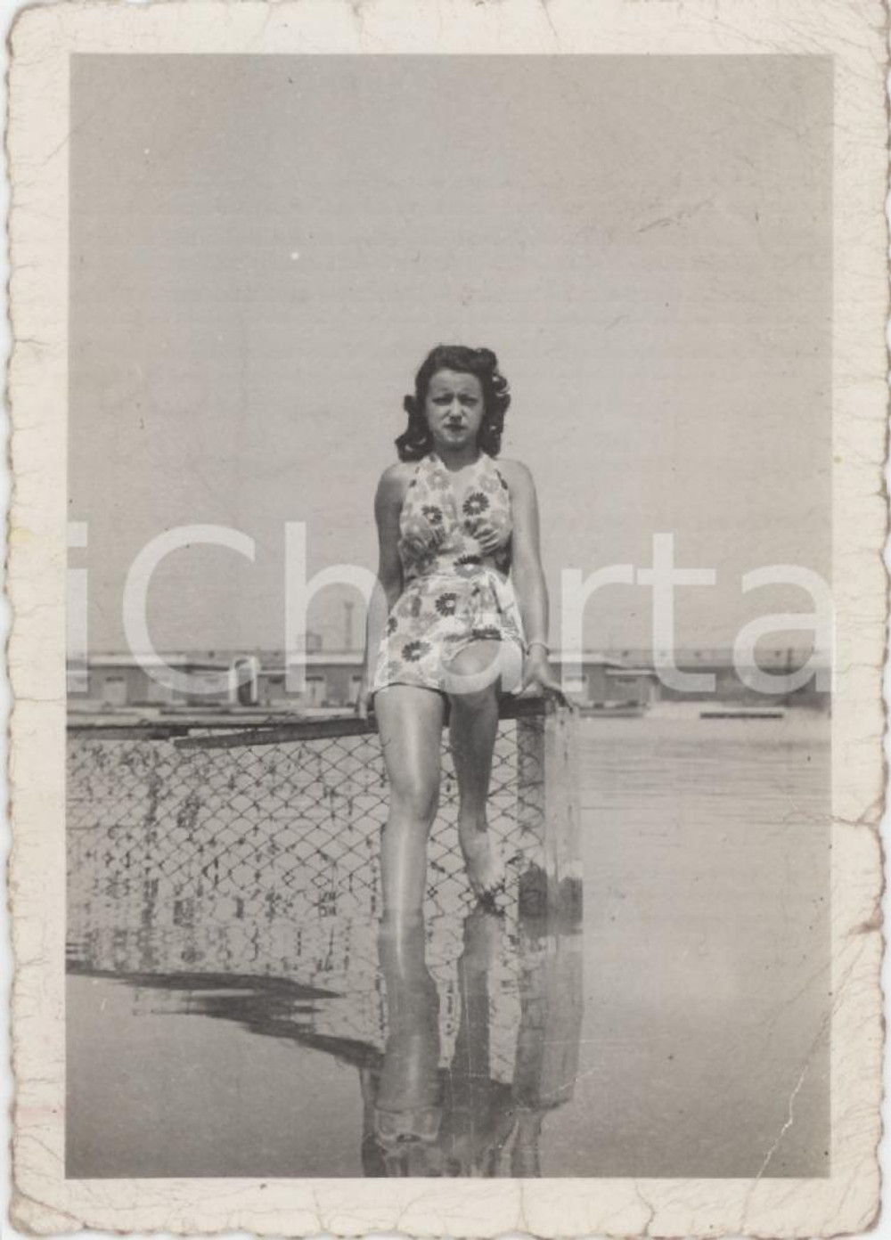 Fotografia d epoca originale 1955 ca ITALIA Ragazza al mare  Ritratto in posa da pinup  Foto ANONIMA 6x9 1