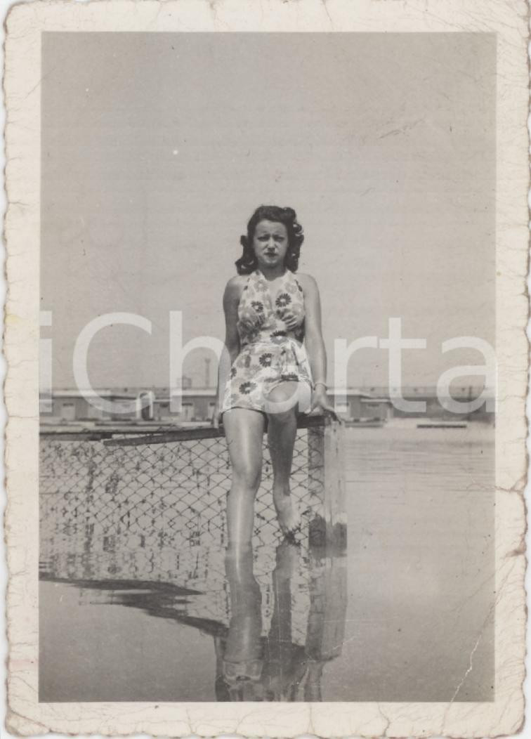 Fotografia d epoca originale 1955 ca ITALIA Ragazza al mare  Ritratto in posa da pinup  Foto ANONIMA 6x9 1
