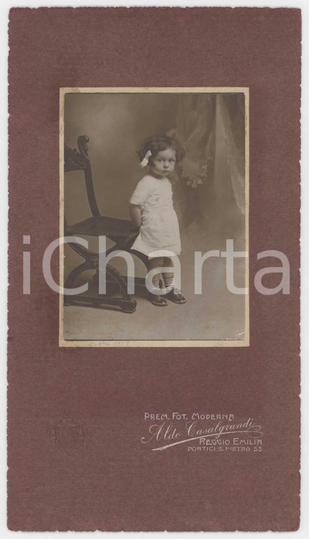 Fotografia d epoca originale 1920 ca REGGIO EMILIA Bambina con una sedia  Foto Aldo CASAGRANDI 12x22 cm 1