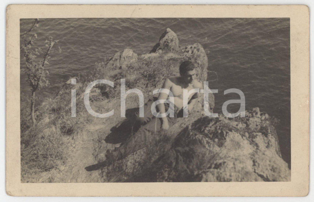 Fotografia d epoca originale 1930 ca LIGURIA Uomo sugli scogli  Ritratto  Foto cartolina VINTAGE 1