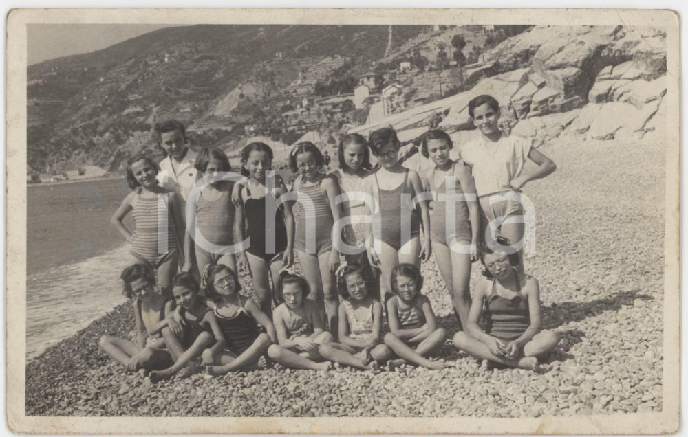 Fotografia d epoca originale 1930 ca LIGURIA Colonia marina  Bambine in spiaggia  Foto cartolina VINTAGE 1