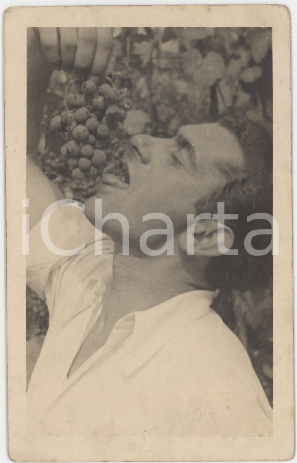 Fotografia d epoca originale 1935 ca ITALIA Giovane uomo mangia un grappolo d uva  Foto cartolina VINTAGE 1