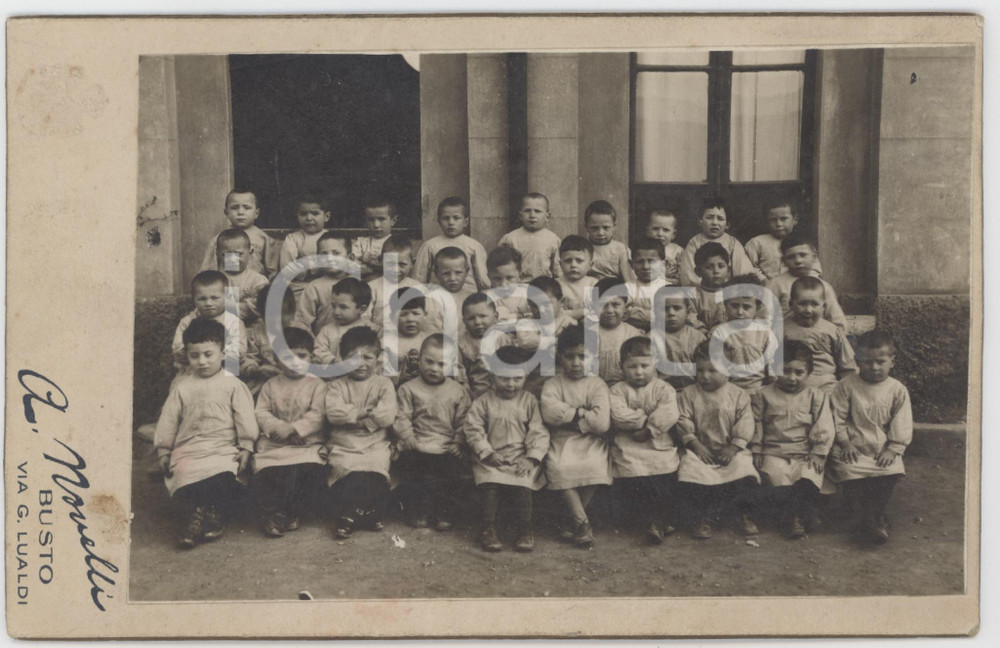 Fotografia d epoca originale 1920 ca BUSTO ARSIZIO Asilo infantile  Classe di bambini Foto A. NOVELLI 11x17 1